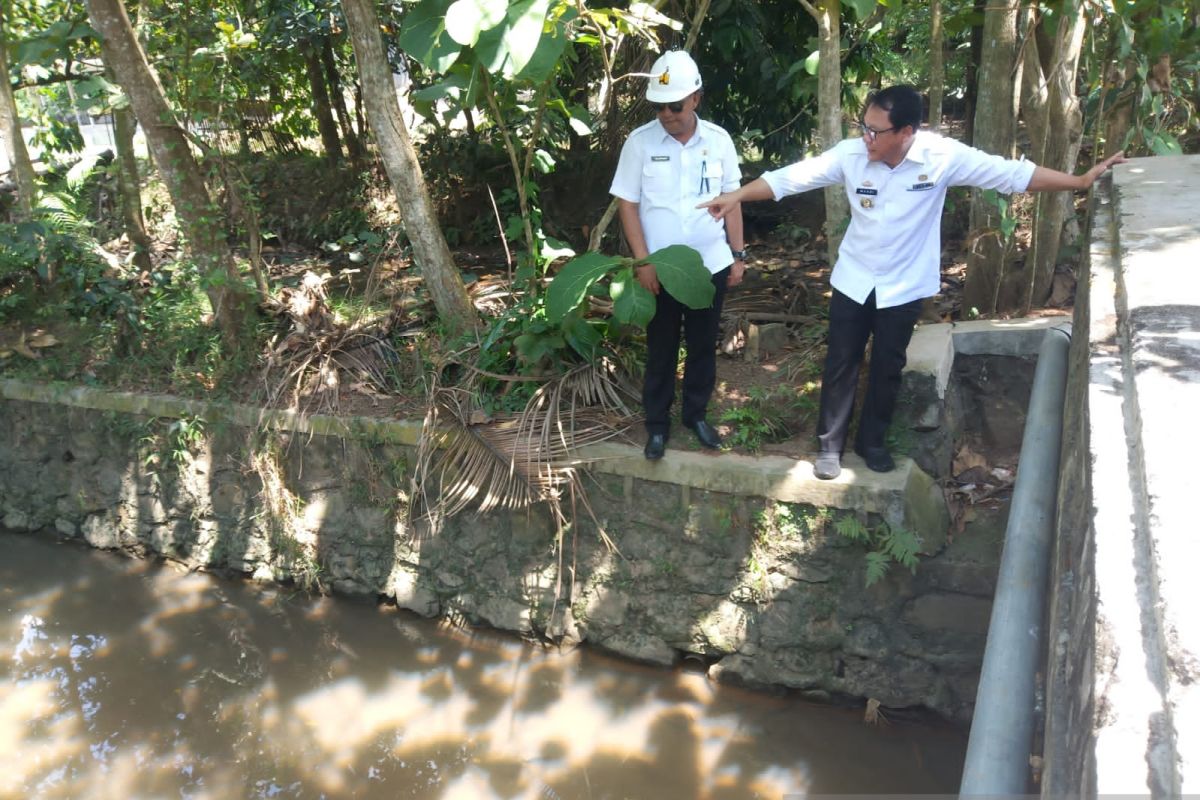 Wali Kota Metro tinjau pembangunan jalan dan titik rawan banjir