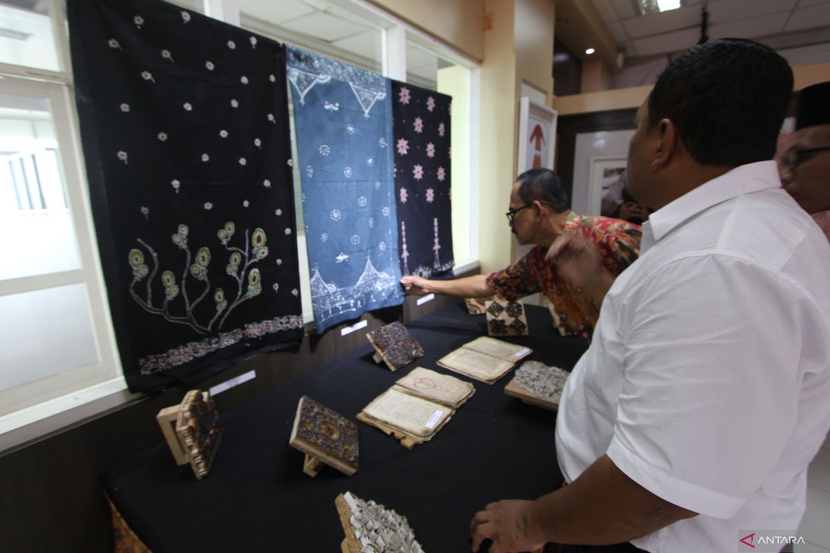 SURI dan Unand Adakan Pameran Motif Kain Iluminasi Naskah Kuno Minangkabau