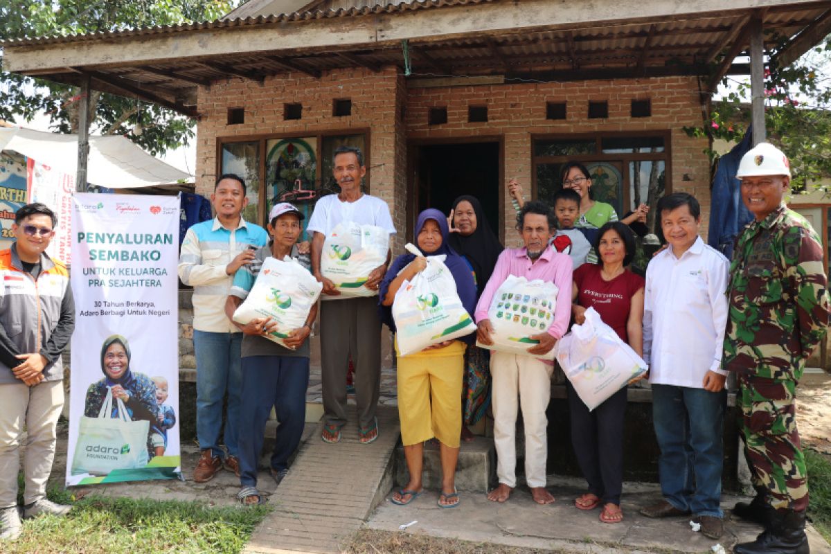 Adaro bagikan paket sembako di Sungai Tabuk wujud rasa syukur