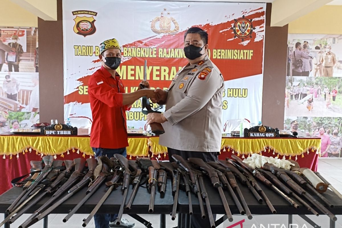 Tariu Borneo Bengkule Rajakng serahkan 27 pucuk senjata api ilegal ke polisi