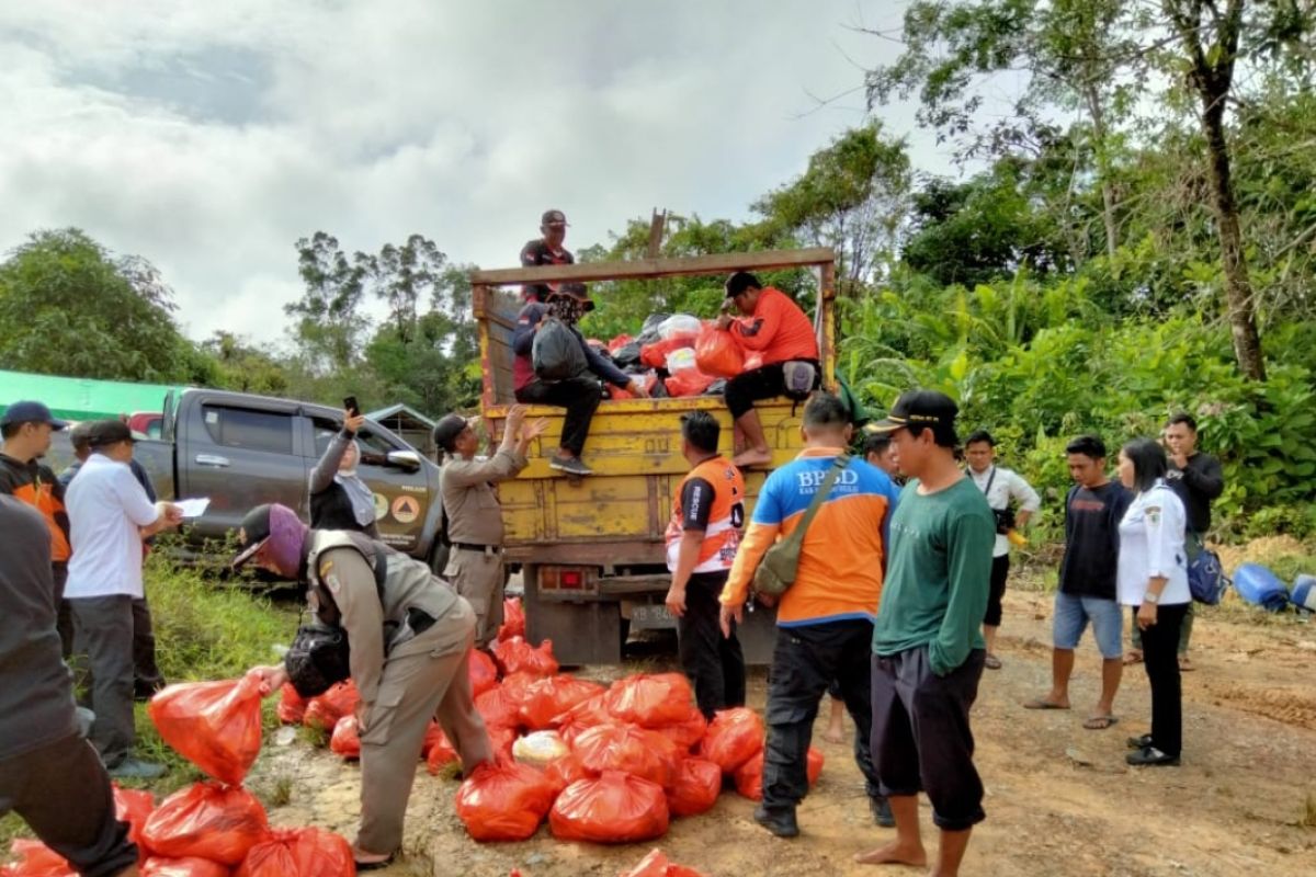 BPBD salurkan bantuan paket sembako untuk korban banjir di Kapuas Hulu