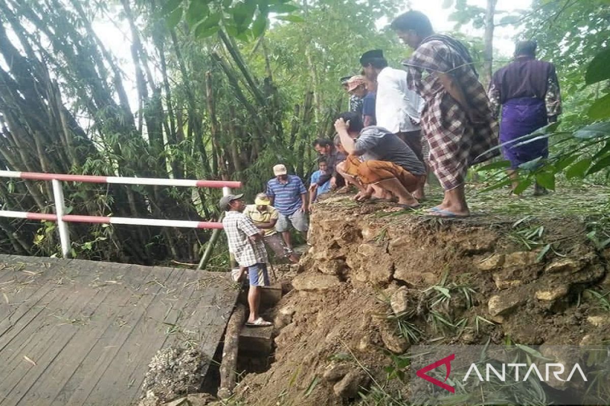 Pemkab Sampang alokasikan Rp2,3 miliar perbaiki jembatan rusak
