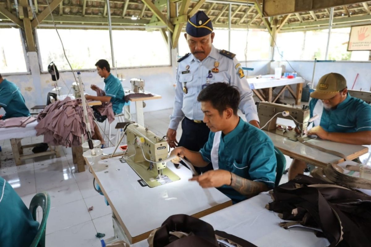 Warga binaan Lapas Pekalongan dilatih menjahit