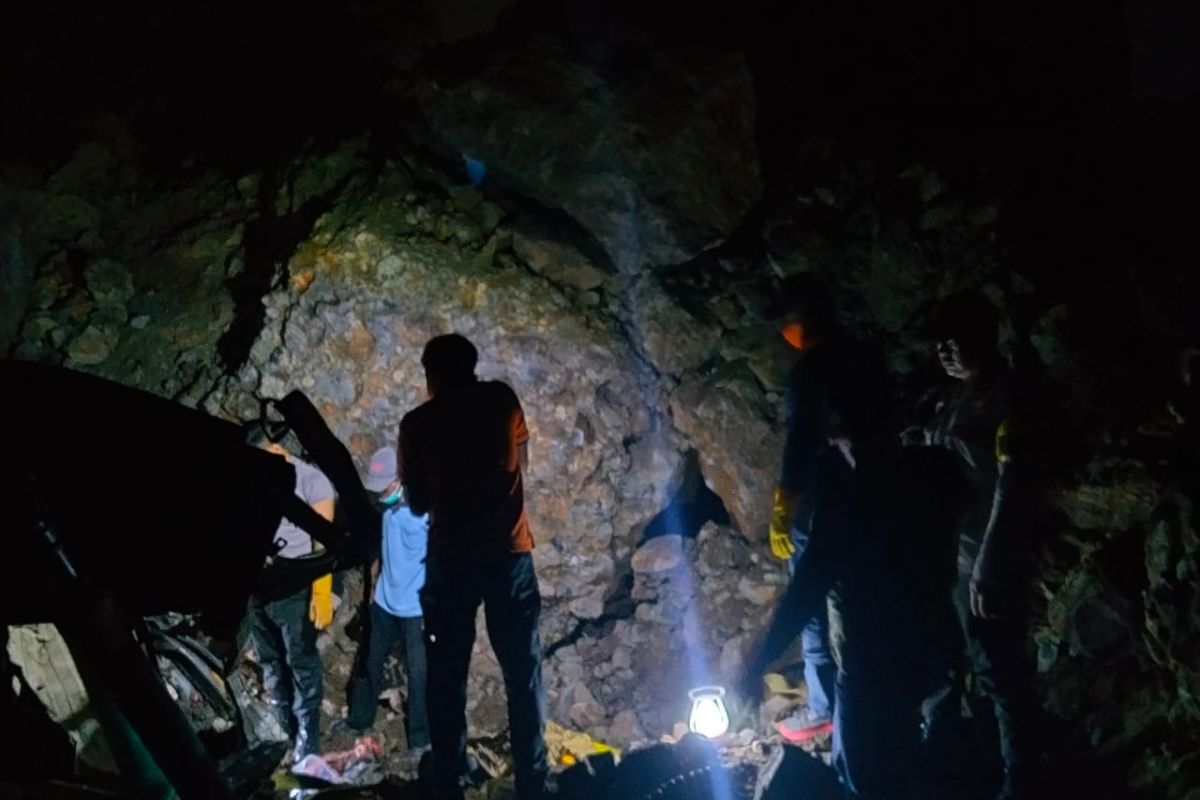Dua pekerja tambang batu di Serang meninggal tertimpa longsoran batu