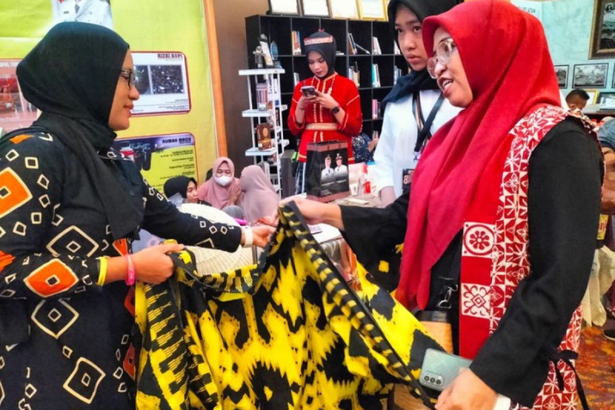 Pemkab Luwu Utara kenalkan baju Rampi dan batik Rongkong di PRS 2022