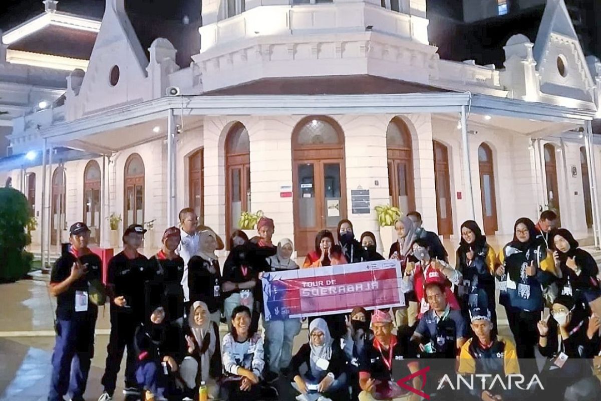 Relawan PMI Jatim nikmati suasana malam Kota Surabaya