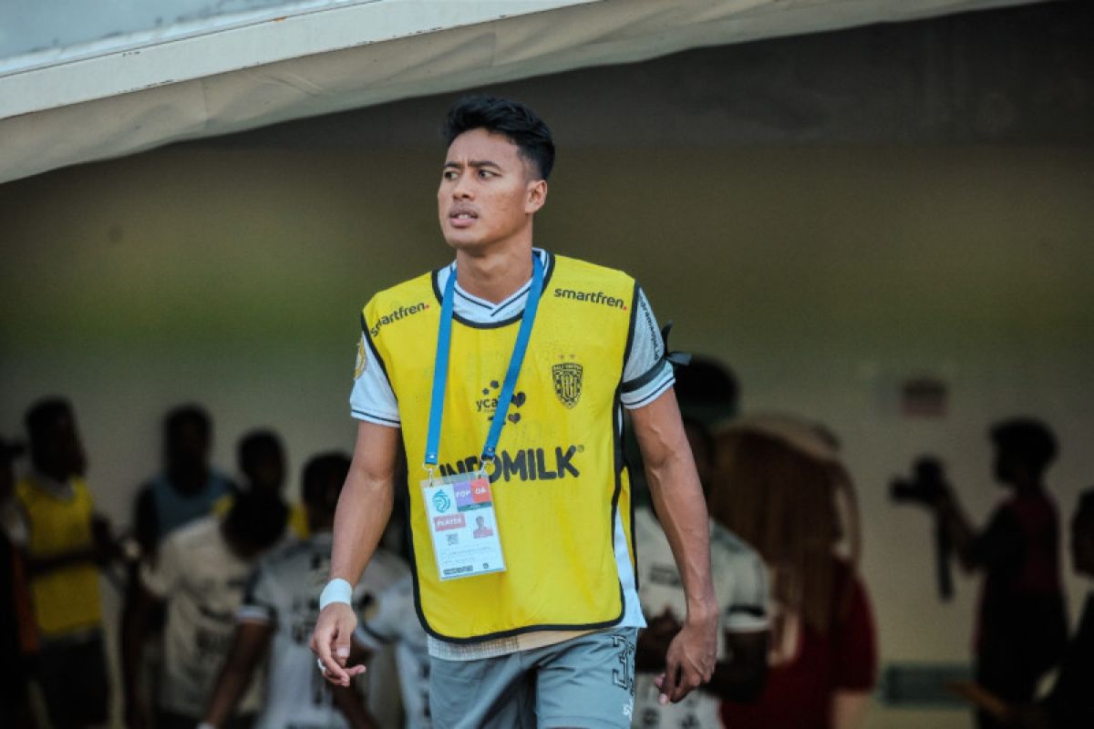 Pesepak bola Bali United Made Andhika berat laga tanpa penonton