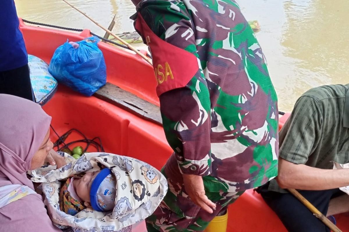 Babinsa selamatkan bayi dari kepungan banjir di Aceh Tamiang