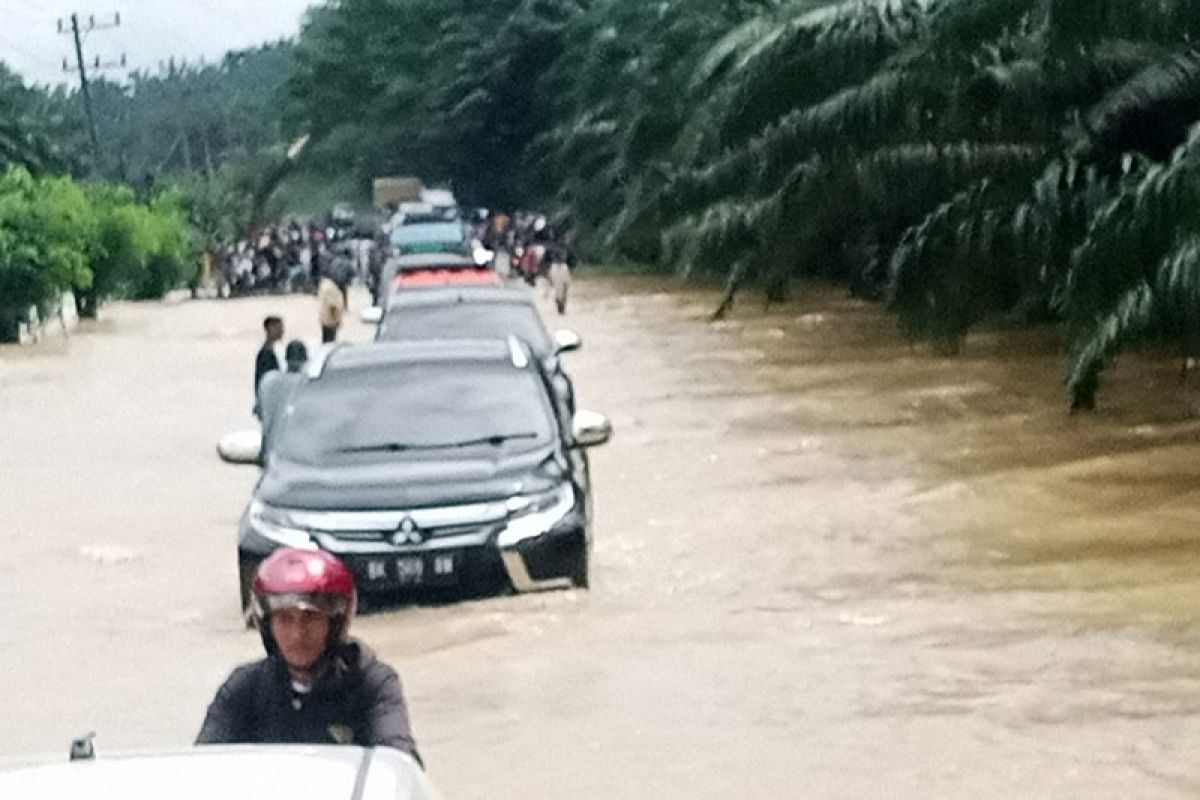 Pj Bupati Aceh Timur dihadang banjir saat hendak tinjau banjir