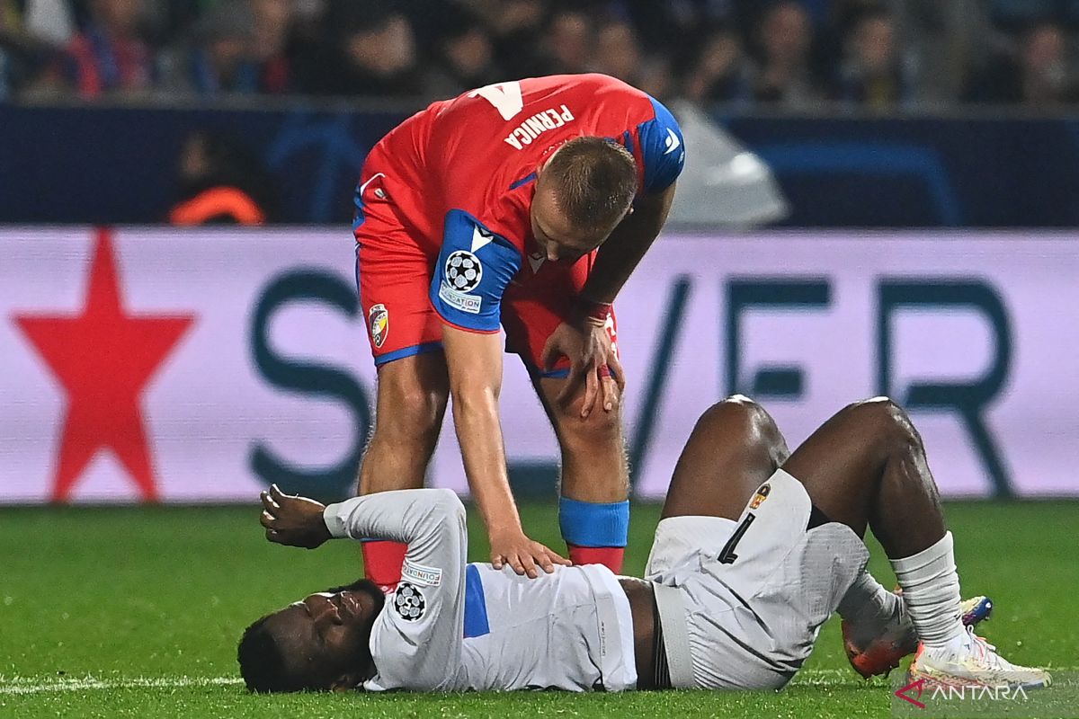 Gelandang Barcelona Franck Kessie bakal absen enam pekan karena cedera hamstring