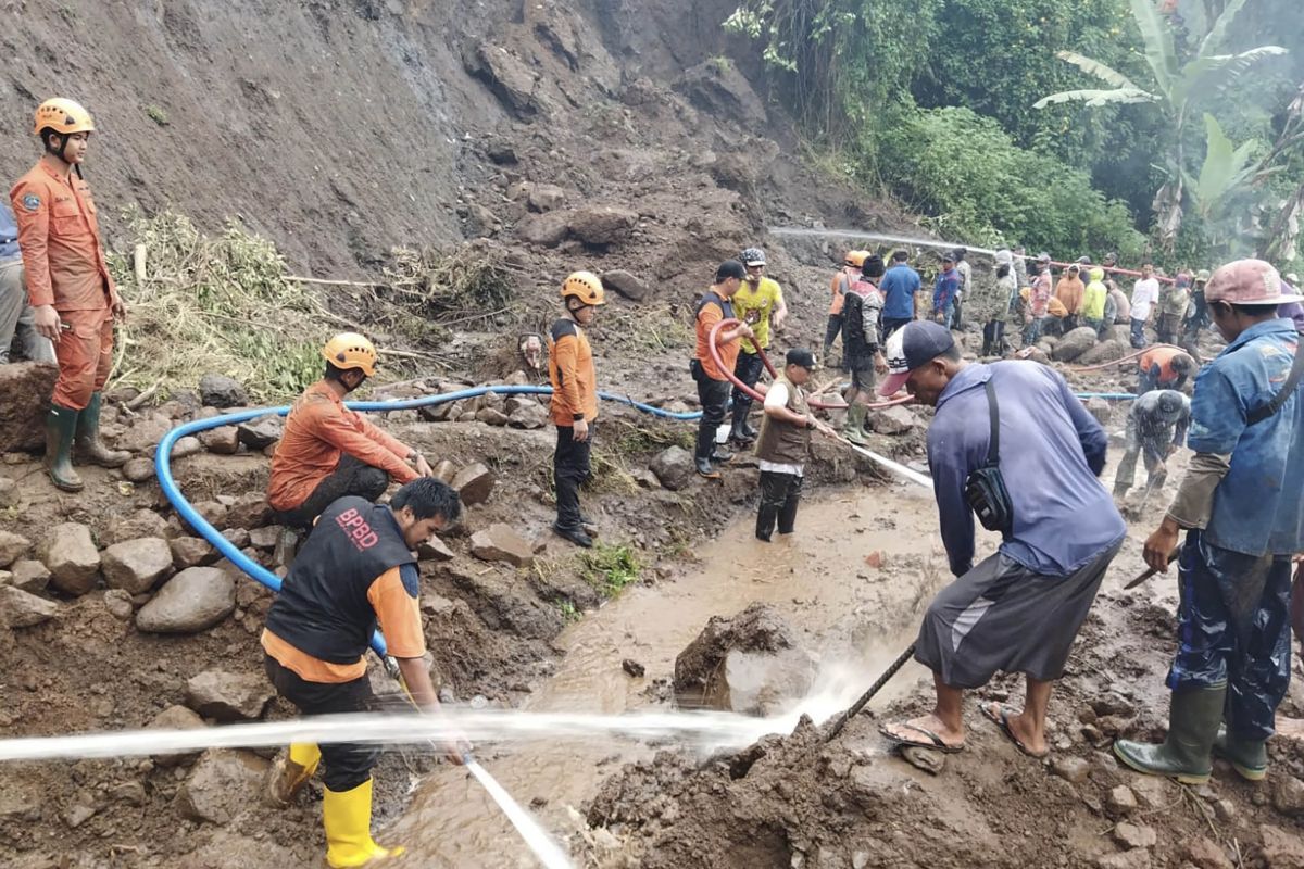 Korban tertimbun longsor di Malang ditemukan meninggal dunia