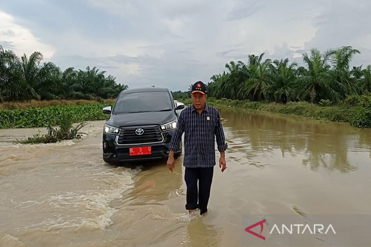 Ketua dewan tinjau korban banjir di hilir Aceh Tamiang, singgung pemda soal tanggul jebol