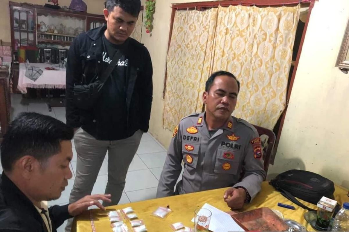 Dua orang warga temukan 20 paket sabu tak bertuan di Kabupaten Solok