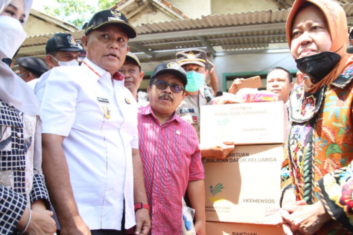 Didampingi Bupati Lampung Selatan, Menteri Sosial serahkan bantuan korban banjir di Lampung Selatan