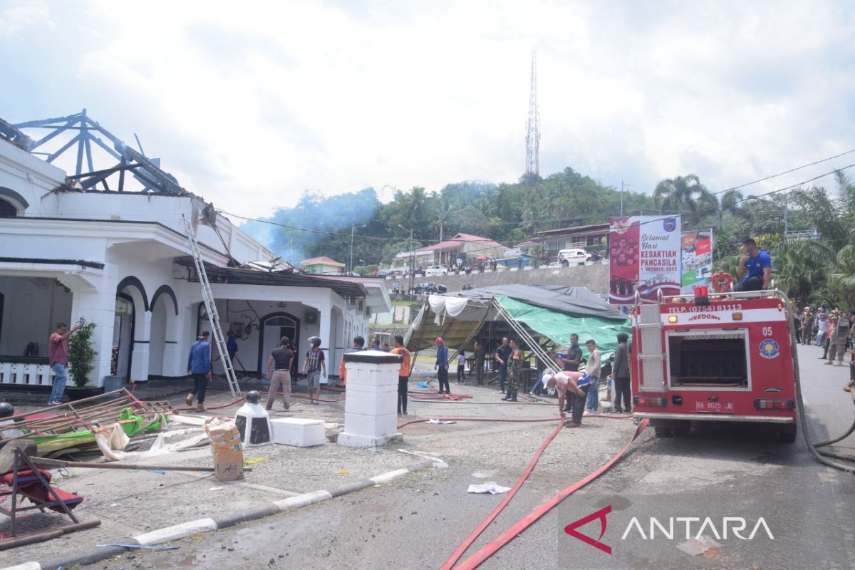 Petugas berhasil padamkan api yang melahap GPK Sawahlunto