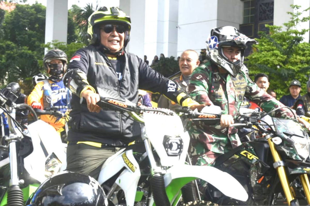 Gubernur Kalsel kendarai motor untuk tour desa pedalaman selama 5 hari