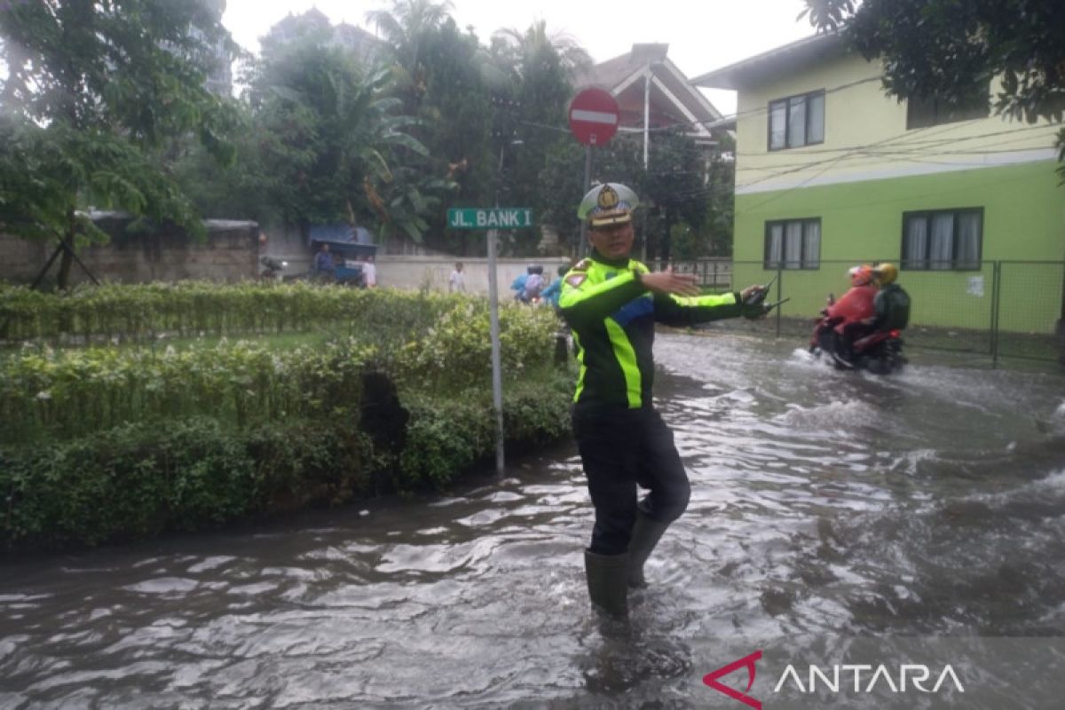 BPBD DKI sedot banjir setinggi 1,2 meter di Pela Mampang