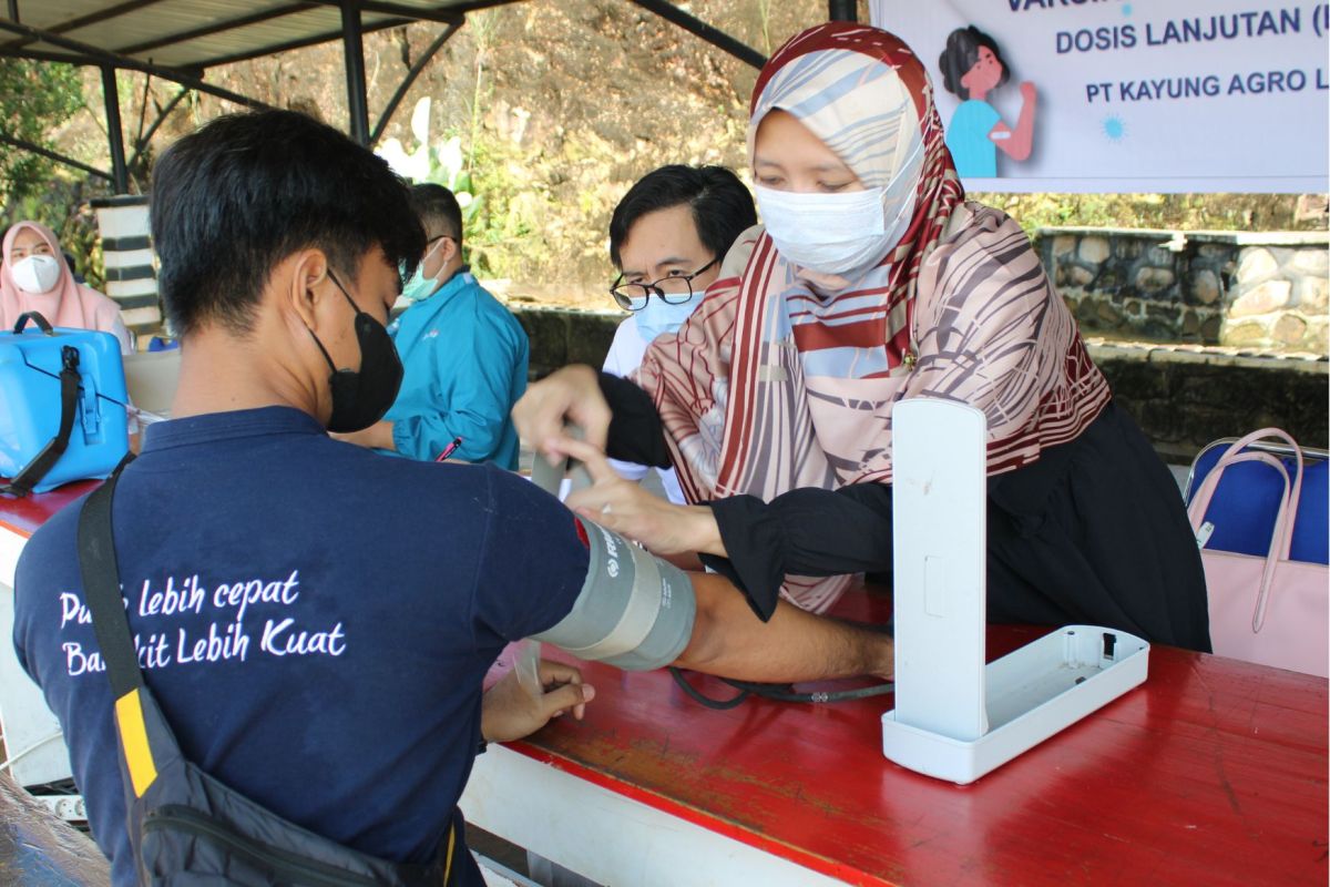 Masyarakat Desa Laman Sotong ikuti vaksin booster COVID-19 dari KAL dan ANJ