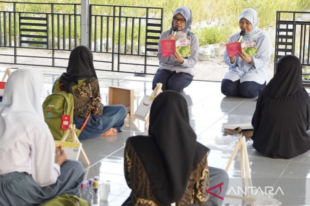 PT Timah salurkan bansos dan mendongeng di Panti Asuhan Muhamadiyah