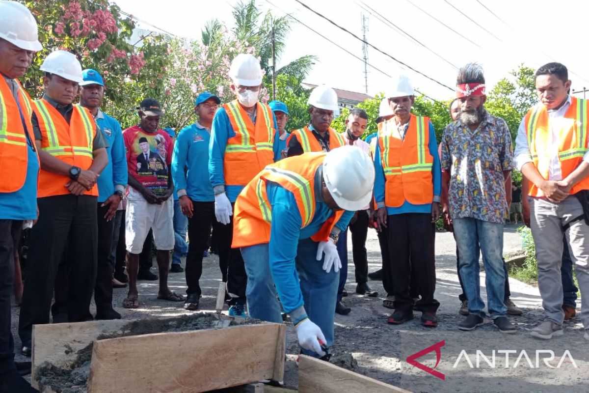 Pemerintah Manokwari perbaiki lima jalan lingkungan benahi kawasan kumuh