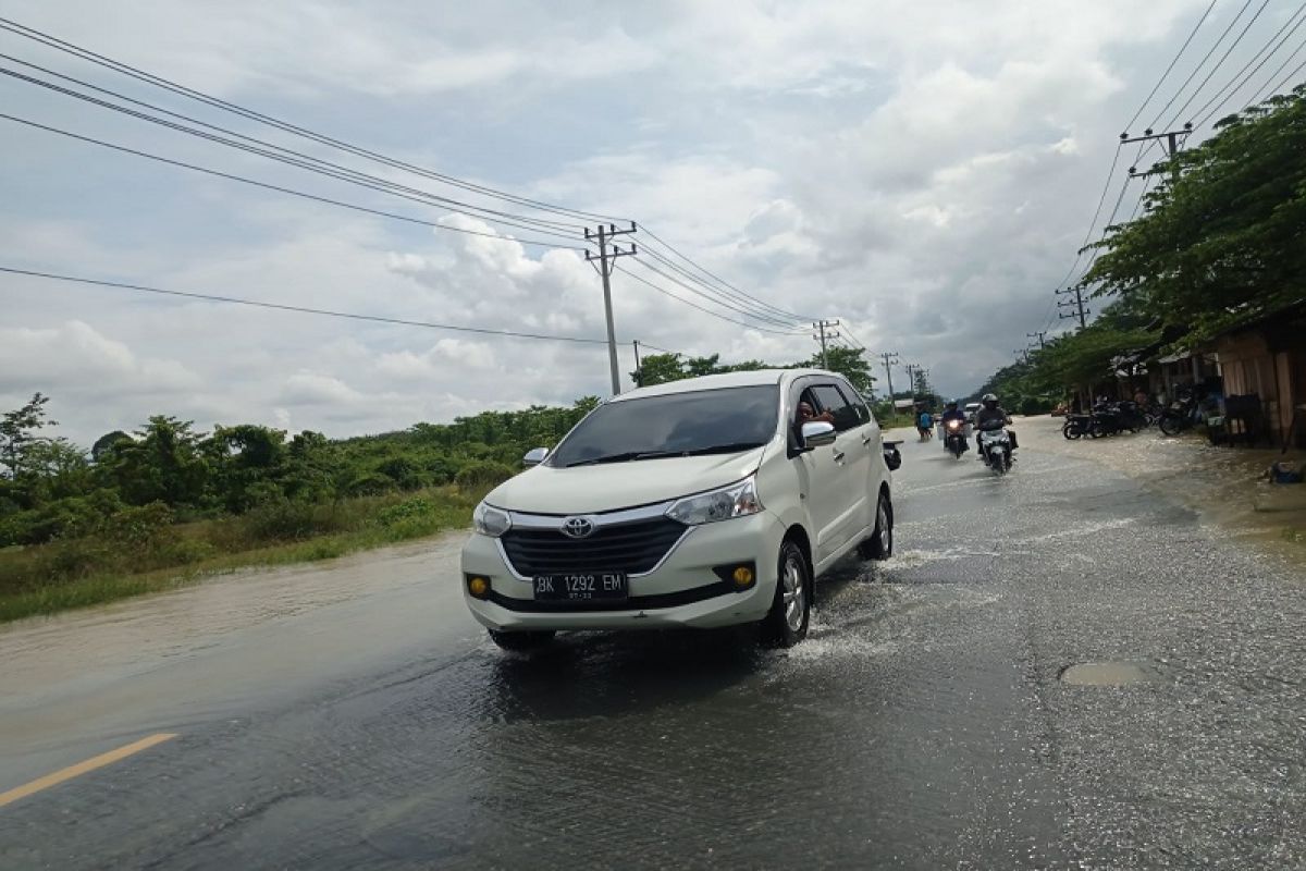 Akses Aceh-Sumut terputus banjir, pengendara dari Medan bertumpuk di SPBU