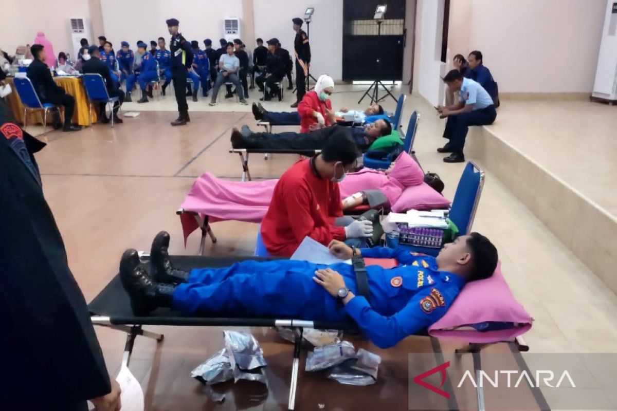 Brimob Polda Sulawesi Tenggara gelar aksi donor darah bantu ketersediaan stok