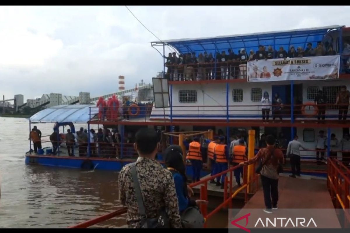 Peserta Rakernas JKPI menebar benih ikan di Sungai Musi