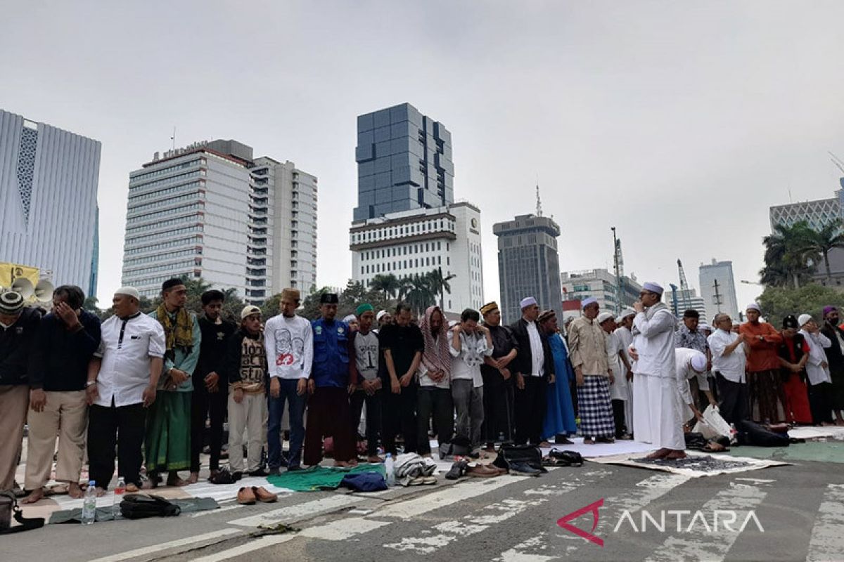 Massa aksi 411 laksanakan Shalat Ashar berjamaah