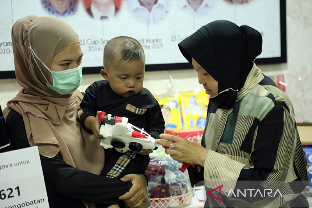 Kemensos-DPR serahkan bantuan pengobatan anak sakit kronis di Riau