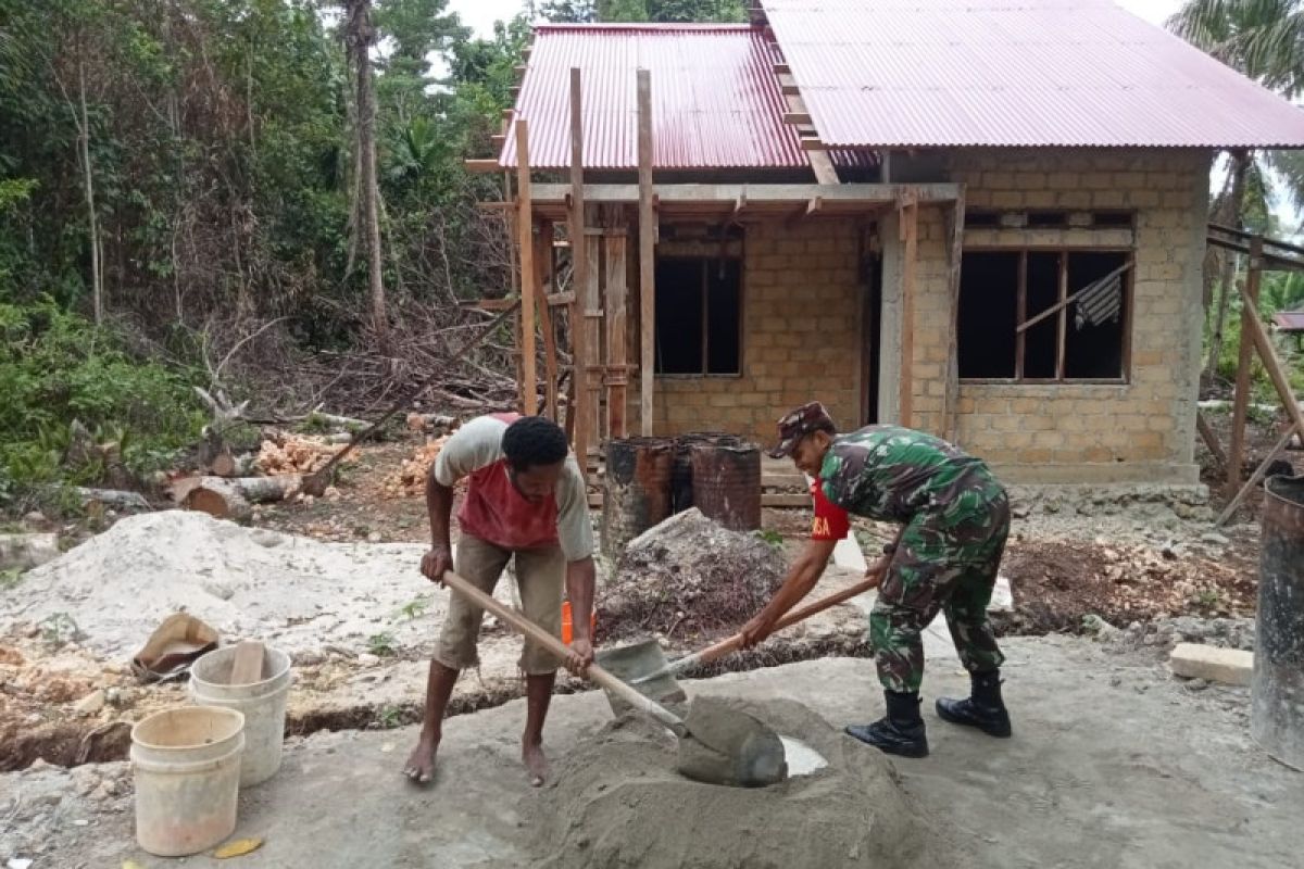 Koramil 1708-06/Supiori Utara bantu warga percepat pembangunan rumah