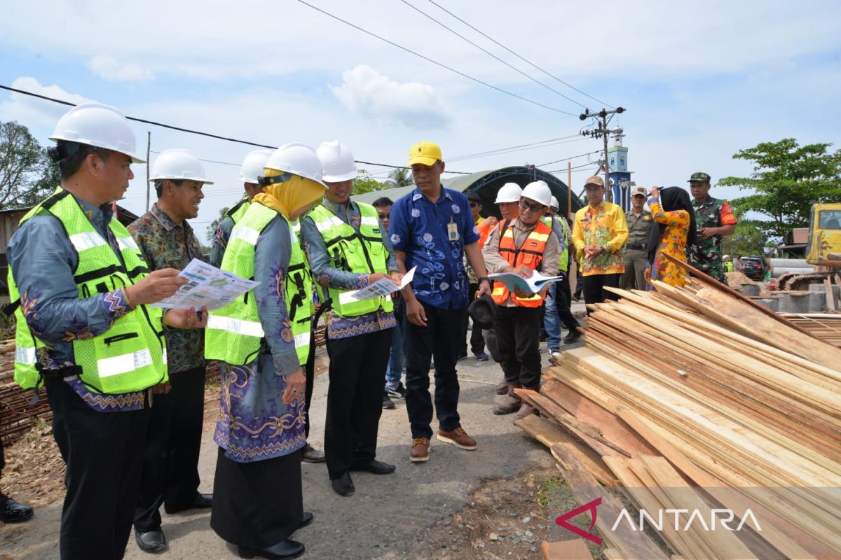 Di akhir jabatan bupati-wabup pantau progress jembatan pengganti Tanipah