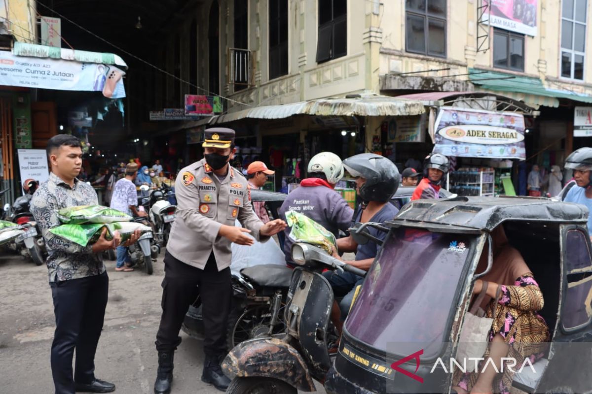 Puluhan betor di Padang Sidempuan terima sembako dari Kapolres