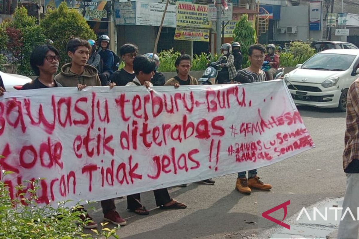 Gamahesa Indonesia unjuk rasa di depan kantor Bawaslu Provinsi Banten
