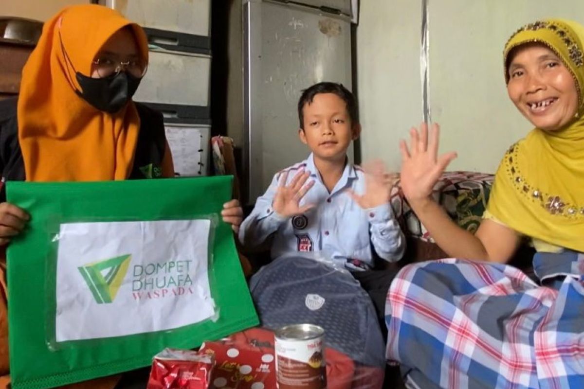 Dompet Dhuafa Waspada membelanjai perlengkapan sekolah anak yatim