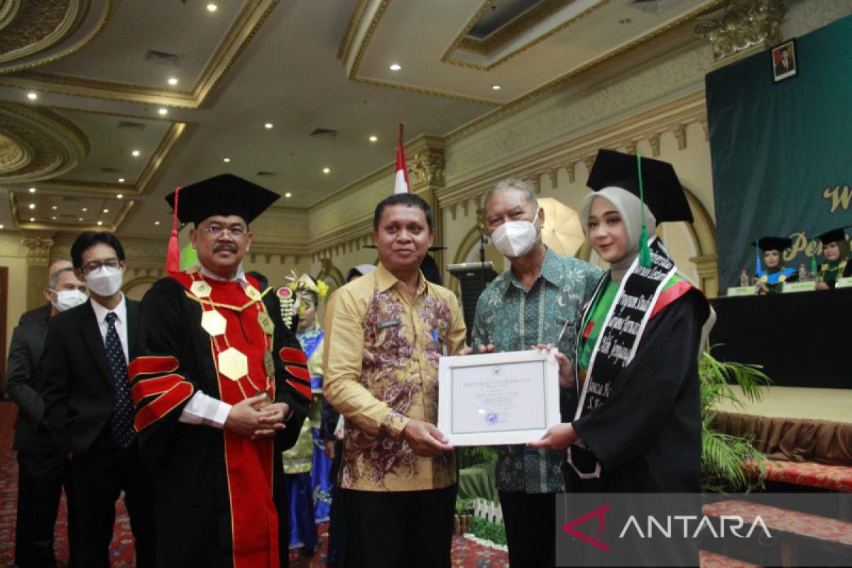 Universitas Borneo Lestari gelar wisuda ke-1 dengan 240 sarjana kesehatan