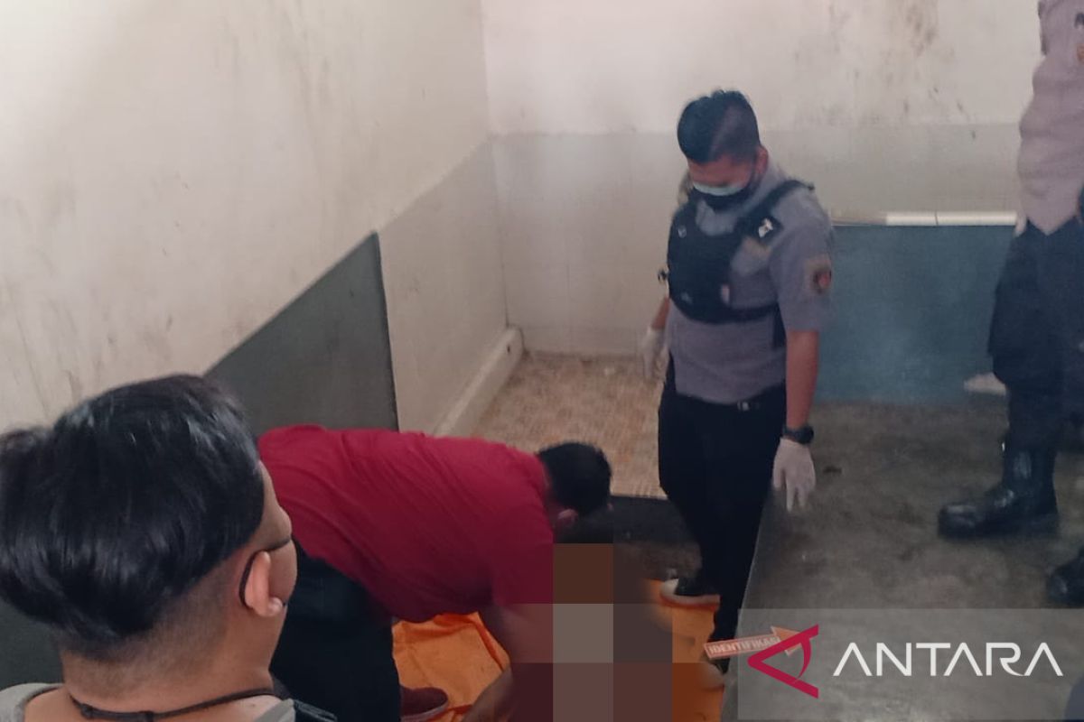 Aparat kepolisian evakuasi jasad tahanan gantung diri di Lapas Anak Palembang