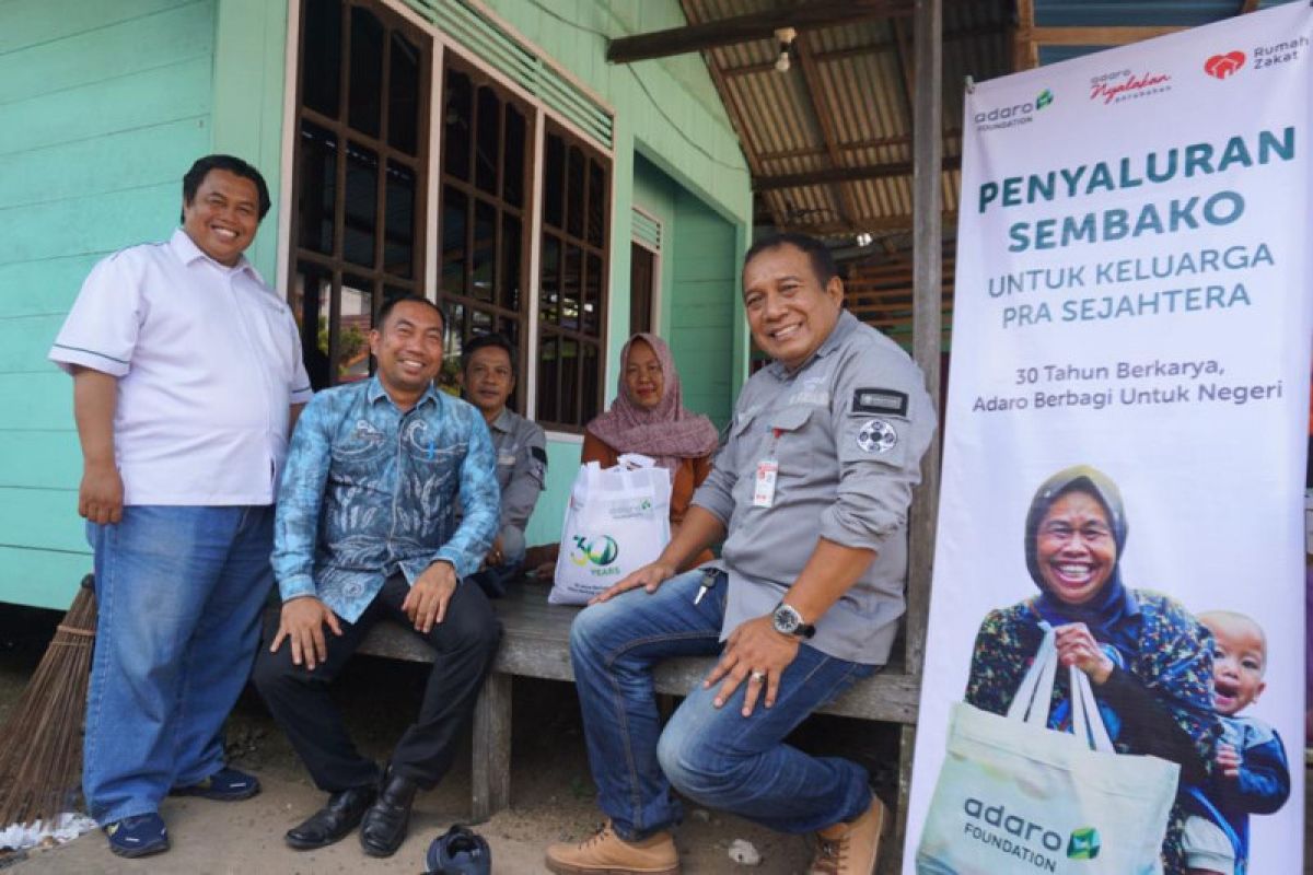 Masyarakat Tanah Bumbu terima bantuan paket sembako dari Adaro