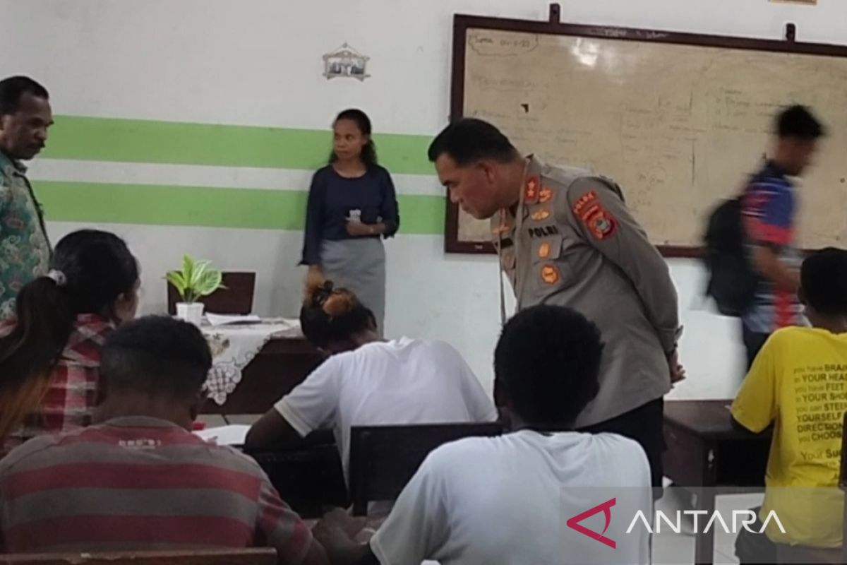 Kapolda Papua Barat  motivasi anak-anak putus sekolah di Manokwari