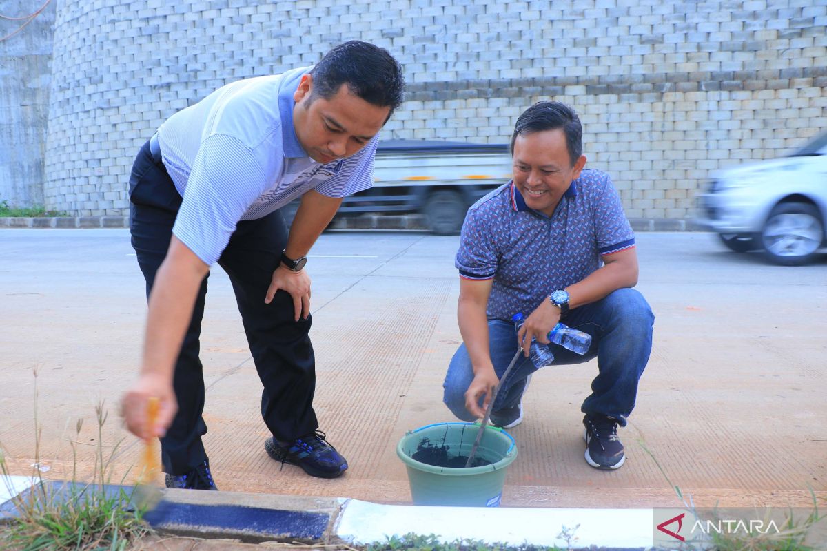 Pemkot Tangerang gelar kegiatan cat kanstin oleh pegawai di 29 ruas jalan