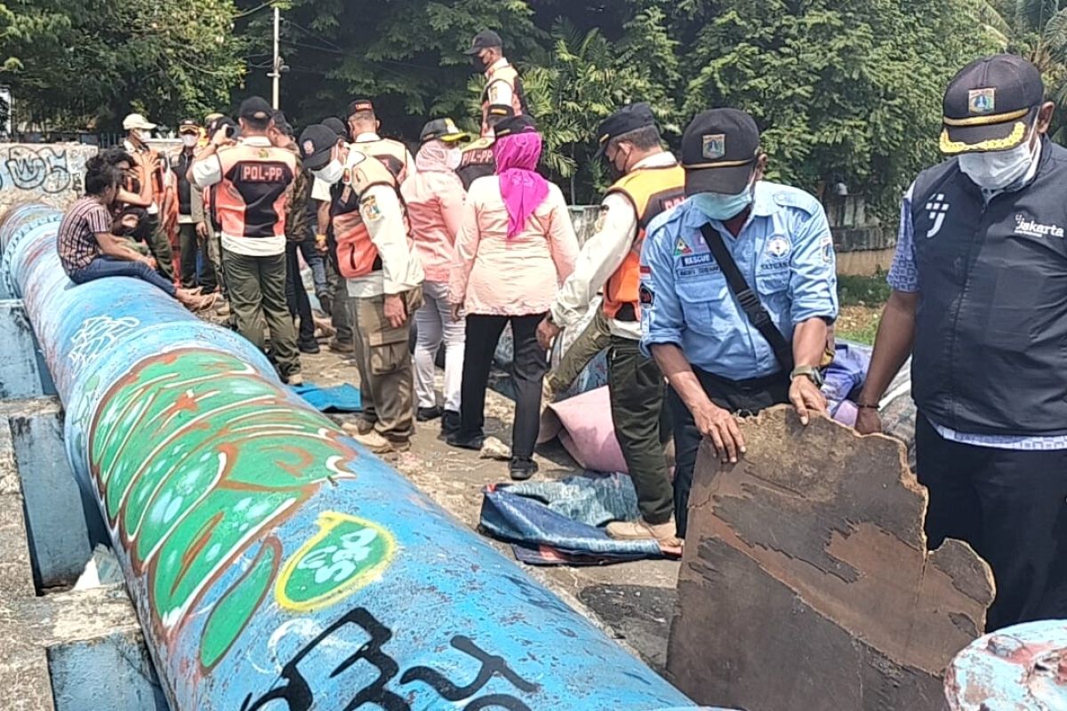 Pemkot Jakpus razia PPKS di Kolong Jembatan Pipa Air