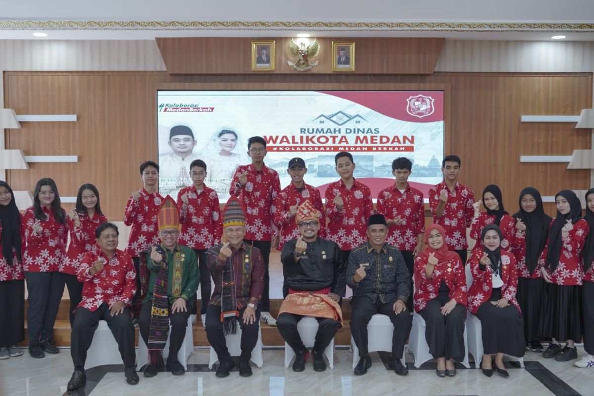 Wali Kota Medan  lepas 18 siswa ke Kota Gwangju