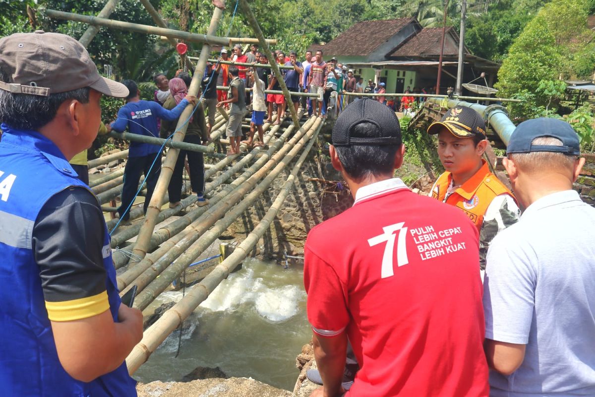 Warga dibantu relawan bersihkan sisa material banjir dan longsor di Trenggalek
