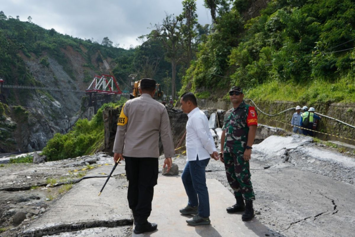 BBPJN perbaiki jalan ambles akibat tanah longsor di Piket Nol Lumajang