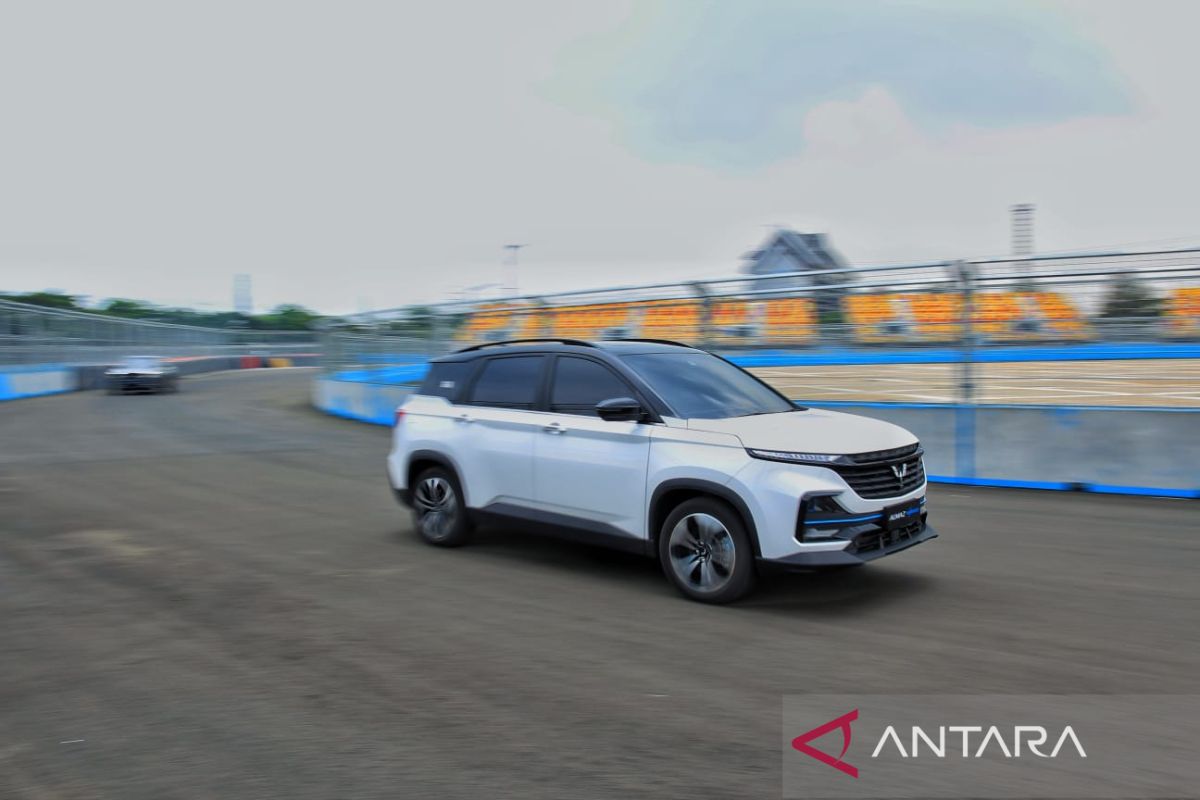 Mencoba sensasi kendarai Wuling Almaz Hybrid di lintasan Formula-e