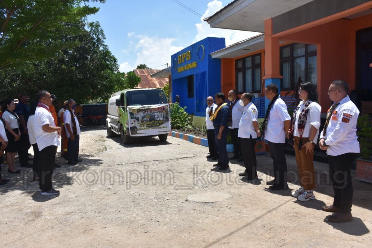 Kota Kupang mulai distribusi bantuan air bersih gratis bagi warga