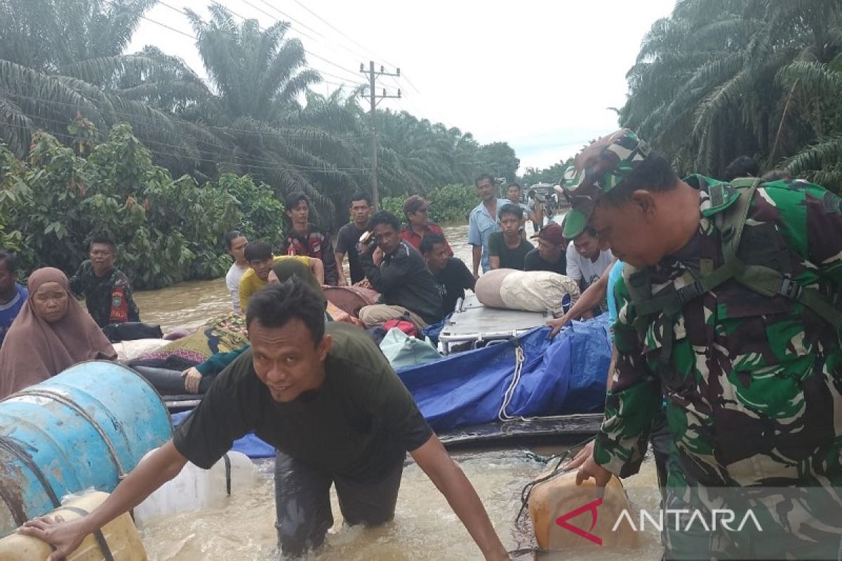 Ambulans pembawa dua jenazah terjebak banjir di Aceh Tamiang