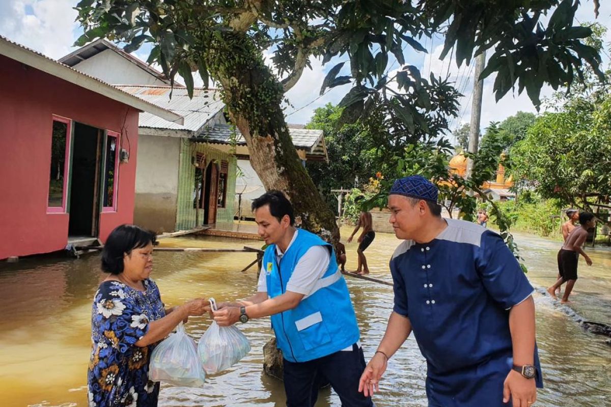 PLN salurkan 770 paket sembako ke warga terdampak banjir di Ketapang