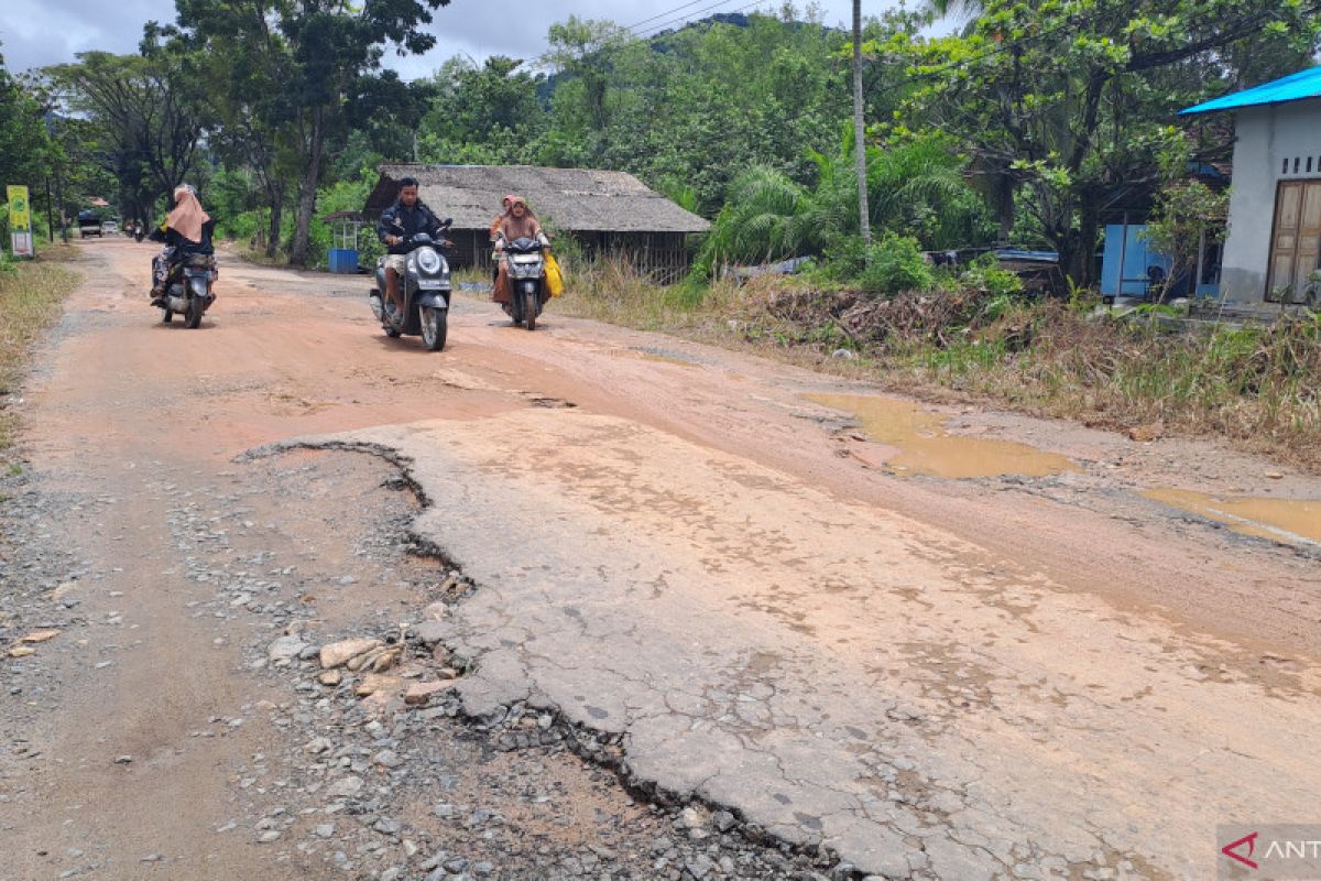 Gubernur Sutarmidji pastikan jalan provinsi Teluk Batang - Siduk selesai diperbaiki 2023