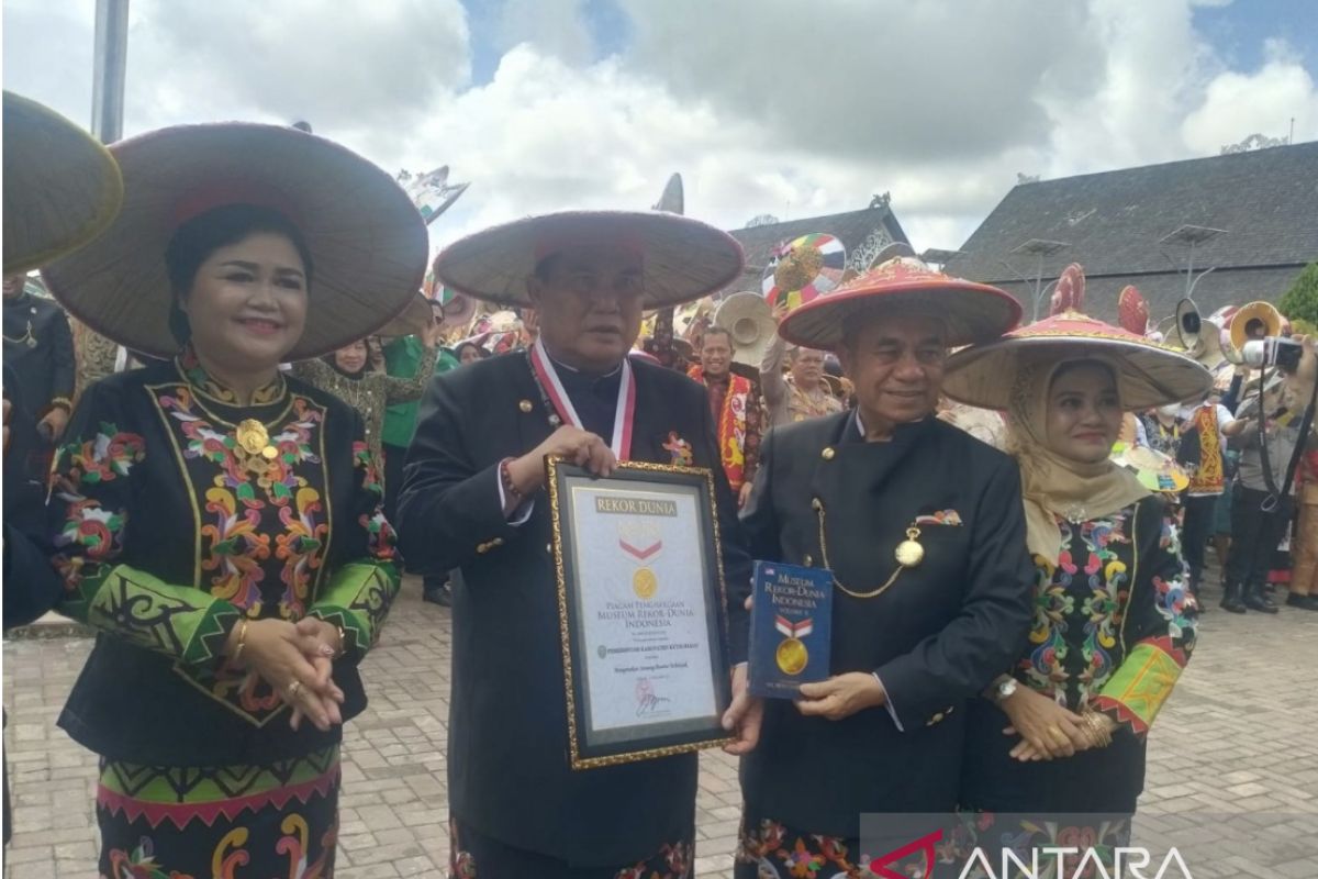 Masyarakat Kubar raih rekor MURI gunakan topi  khas daerah