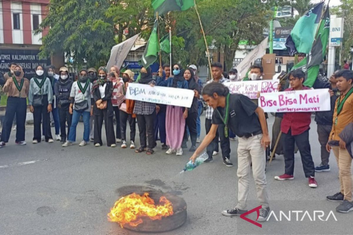 Mahasiwa gelar demo kenaikan BBM di DPRD Samarinda